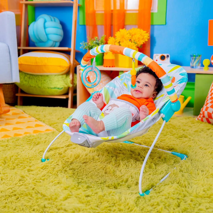 Bright Starts, Rainforest Vibes Wippe mit Vibrationen, Spielbogen, 2 Spielzeugen, Sicherheitsgurt un