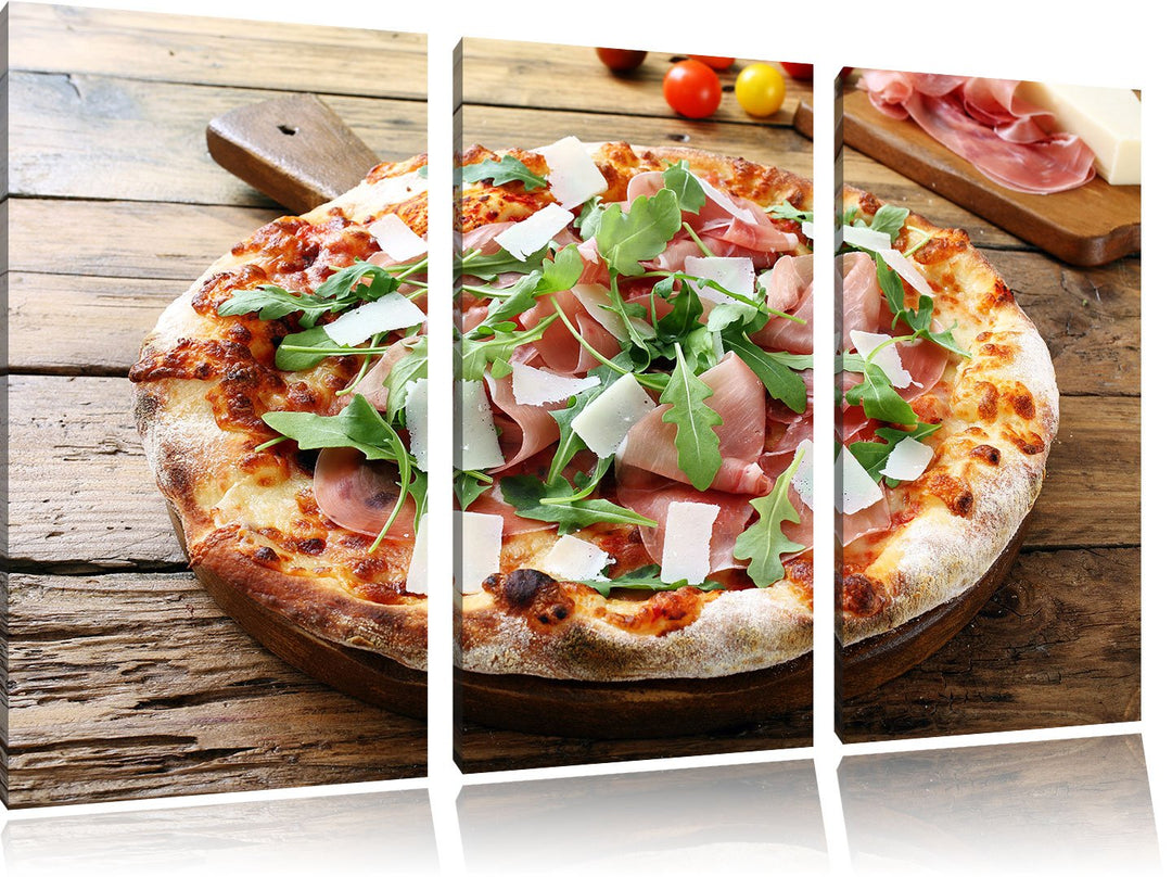 Pixxprint Prosciutto Pizza mit Rucola und Parmesan auf rustikalem Holztisch 3-Teiler Leinwandbild 12