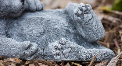 stoneandstyle Steinfigur Katze Bella spielend, massiver Steinguss, Frost- und wetterfest bis -30°C