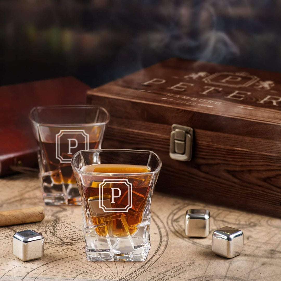 Maverton Whisky Steine Set - in Holzbox mit Gravur - 8 Eiswürfel + 2 Whisky Gläser - wiederverwendba
