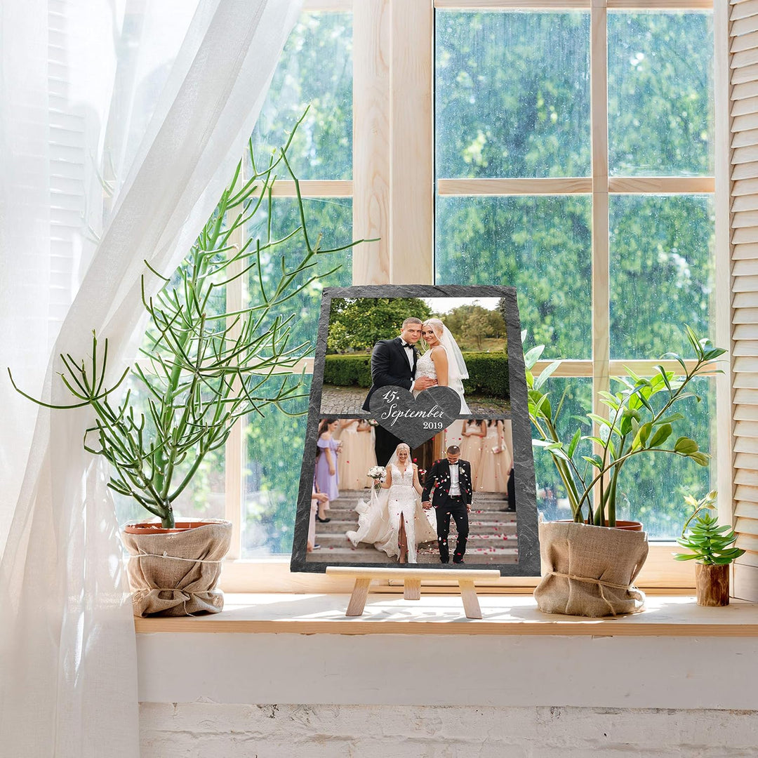 wandmotiv24 Schiefertafel Hochzeit mit Staffelei, Personalisierbar Digitaldruck 2 Farb-Fotos + Datum