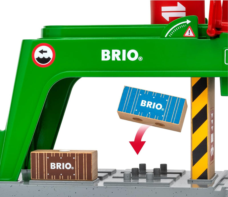 BRIO World 33996 Bahn Verlade Terminal - Mit beweglichem Kran zum Umladen von Gütern auf die Schiene