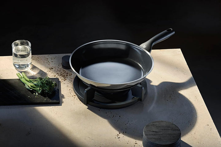 WMF Ceradur Profi Bratpfanne Induktion 28 cm, Keramikpfanne, Cromargan Edelstahl beschichtet, Kerami