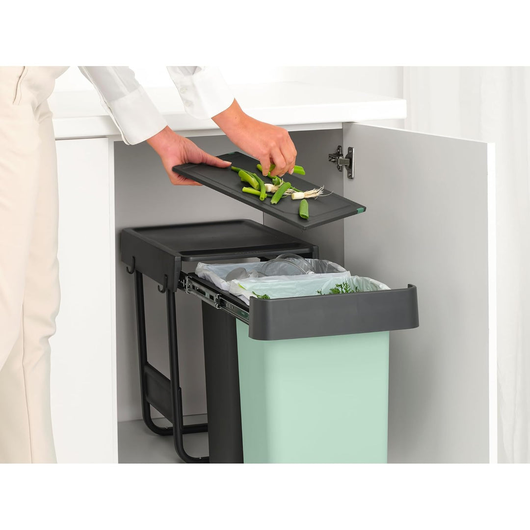 Brabantia Sort & Go Ausziehmülleimer | 2 x 15 l Einbaumülleimer für die Unterschranktür | Integriert