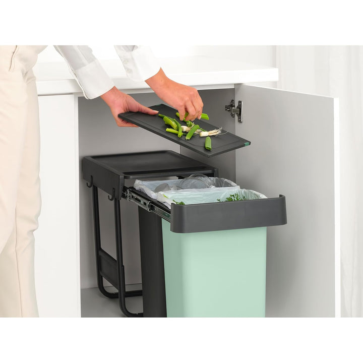 Brabantia Sort & Go Ausziehmülleimer | 2 x 15 l Einbaumülleimer für die Unterschranktür | Integriert