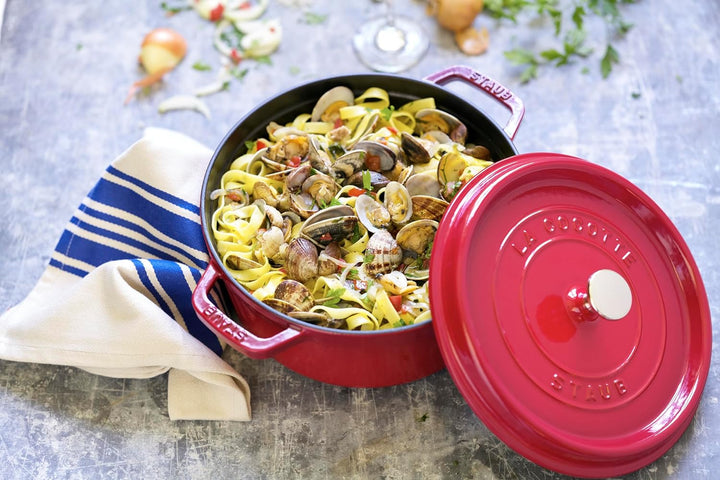 STAUB Gusseisen Bräter/Cocotte, Rund 24 cm, 3,8 L, Aromaregen Funktion, Für alle Herdarten geeignet,