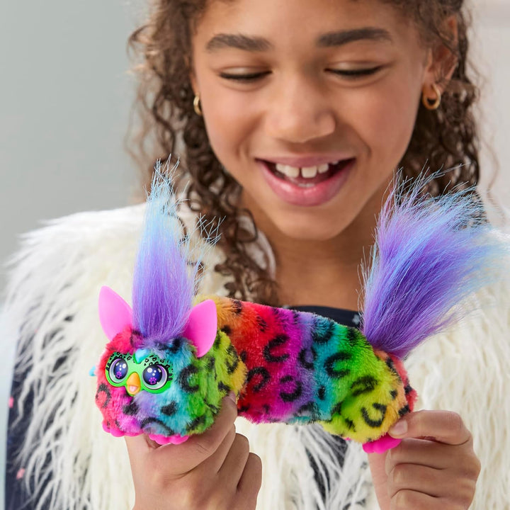 Furby DJ Furblets RAIN Bow bunt-gemustertes elektronisches Plüschspielzeug Macht Musik, Geräusche un