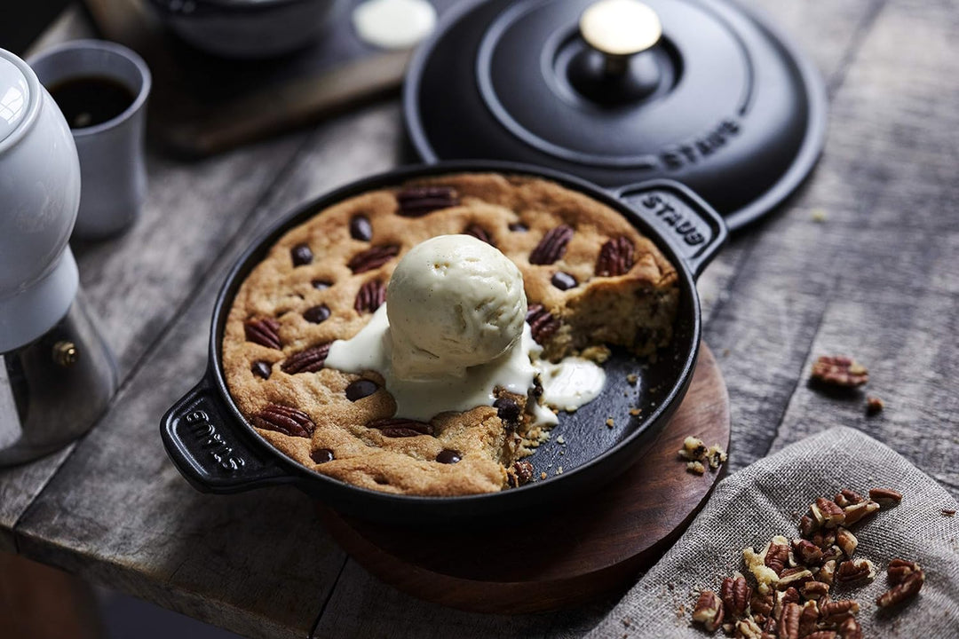 Staub 40509-579-0 Auflaufform, rund 20 cm, 0,75 L mit mattschwarzer Emaillierung im Inneren der Aufl