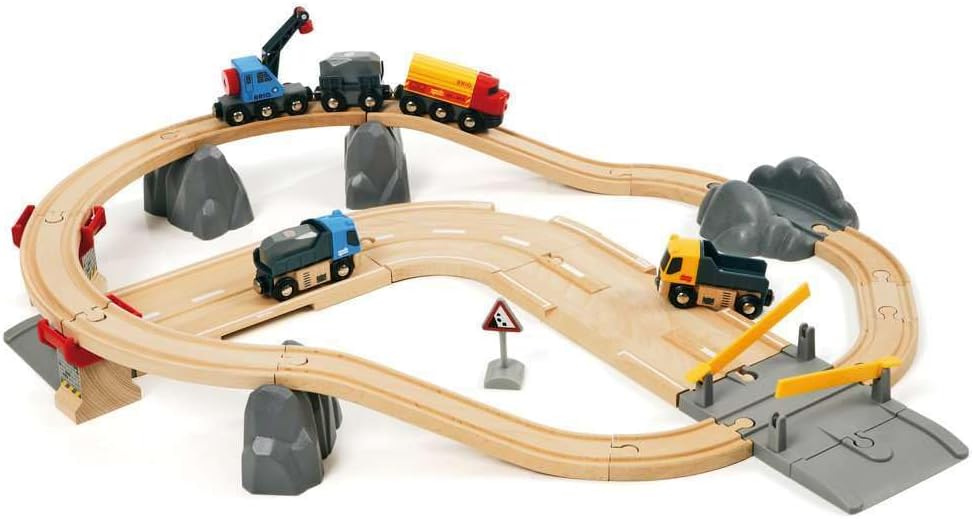 BRIO World 33210 Strassen & Schienen Steinverlade Set - Inklusive Frachtlok mit Kranwagen, Zwei LKWs