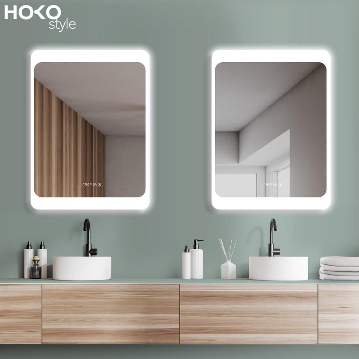 HOKO® LED Badspiegel 50x70 cm KÖLN mit Beschlagfrei und Digitaluhr. Design Wandspiegel fürs Bad. Die