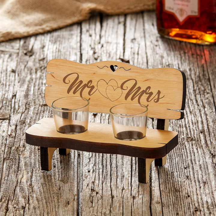 Schnapsbank mit 2 Shotgläsern, Mit graviertem Motiv Mr und Mrs, Hochzeitsgeschenk für Brautpaar, Lie
