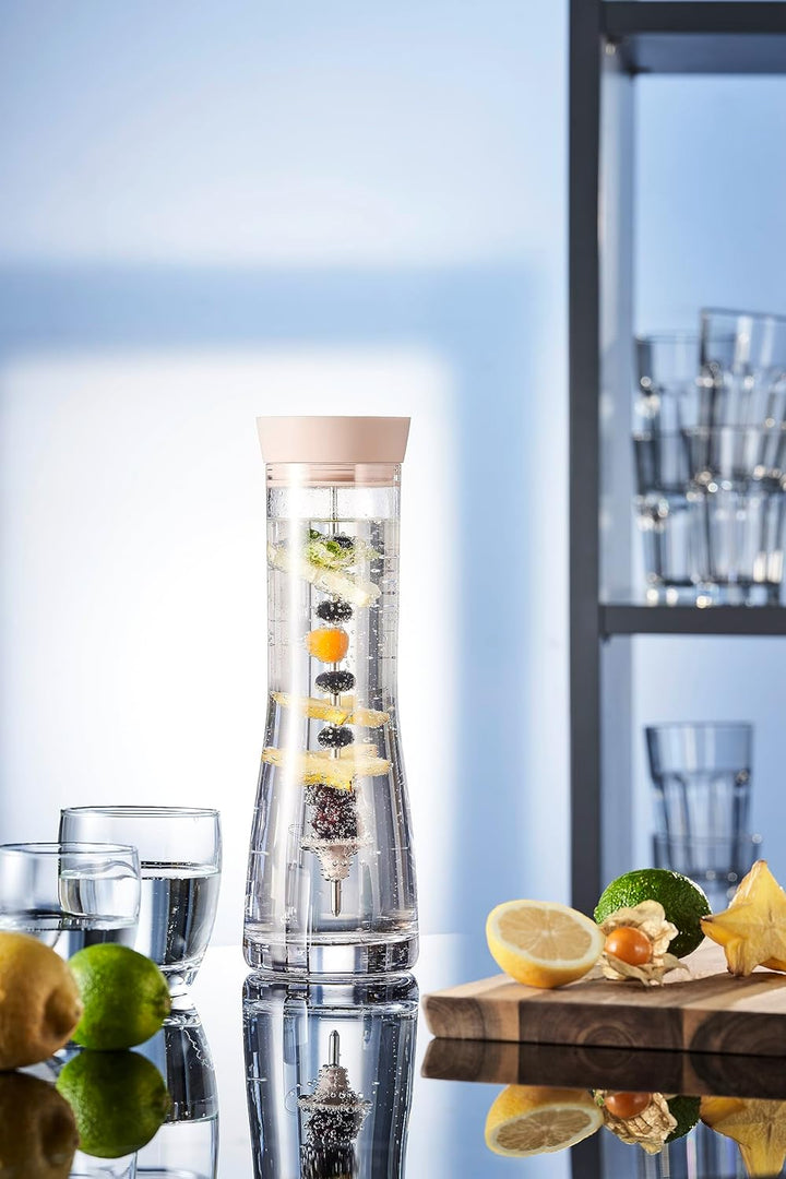 blomus Wasserkaraffe DRIWA | Glaskaraffe aus Glas mit Deckel-Ausgiesser und Fruchtspiess | 1 l | Far