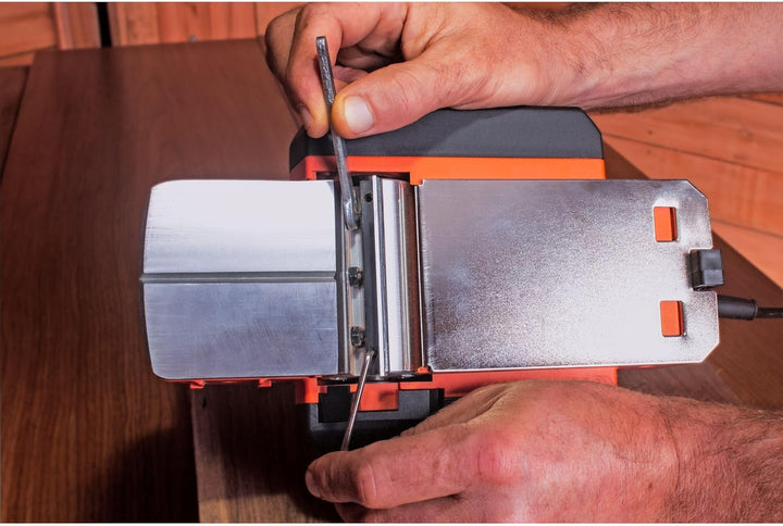 Black+Decker 710W Elektrohobel BEW712 (sehr kompakter Hobel, bis zu 2mm Spantiefe, 11mm Falztiefe, 8