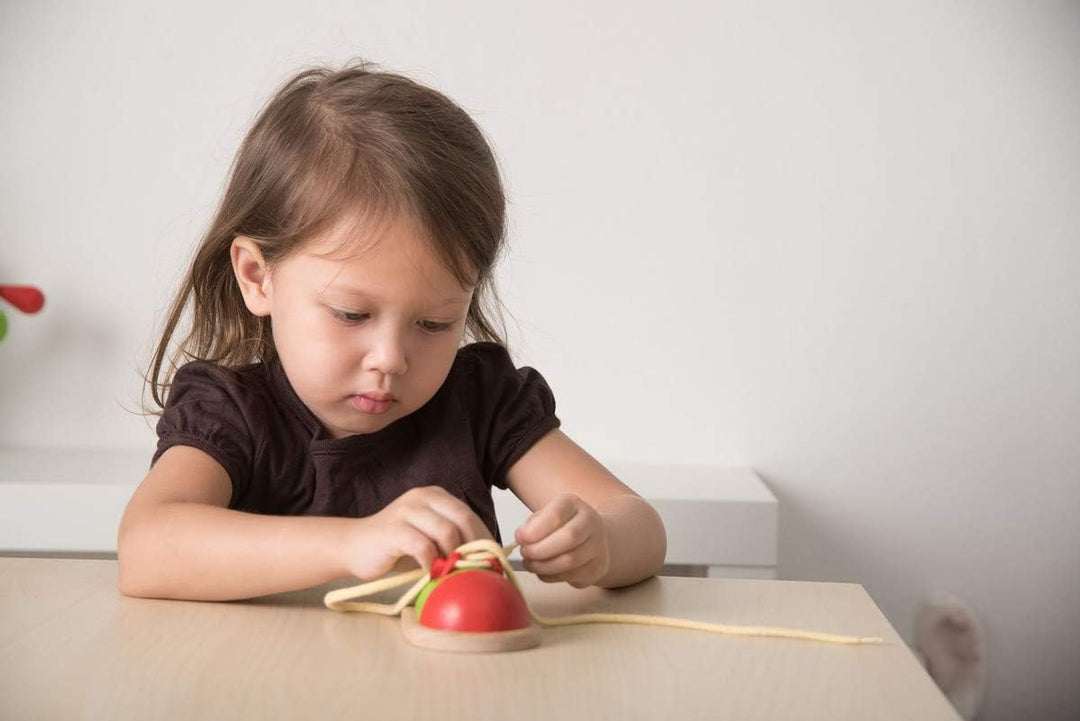 PlanToys Schnürschuh aus Holz für Kinder - Schnürsenkel Binden Lernen Kinder - Holzspielzeug zum Sch