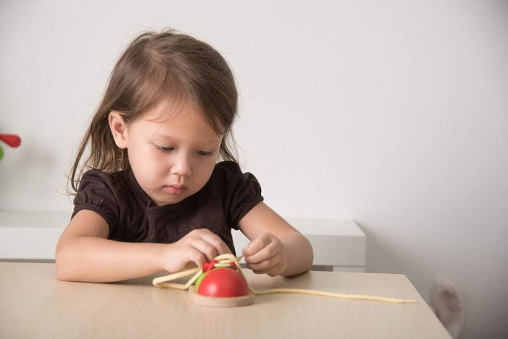 PlanToys Schnürschuh aus Holz für Kinder - Schnürsenkel Binden Lernen Kinder - Holzspielzeug zum Sch