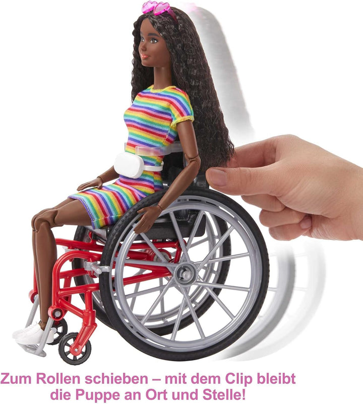 Barbie GRB94 - Fashionistas Puppe mit Rollstuhl und gekräuselten braunen Haaren, Kleid mit Regenboge