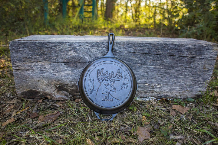 Lodge Wildlife Series Bratpfanne mit Hirschszene aus Gusseisen, 26 cm, Schwarz 10.25", 10.25"