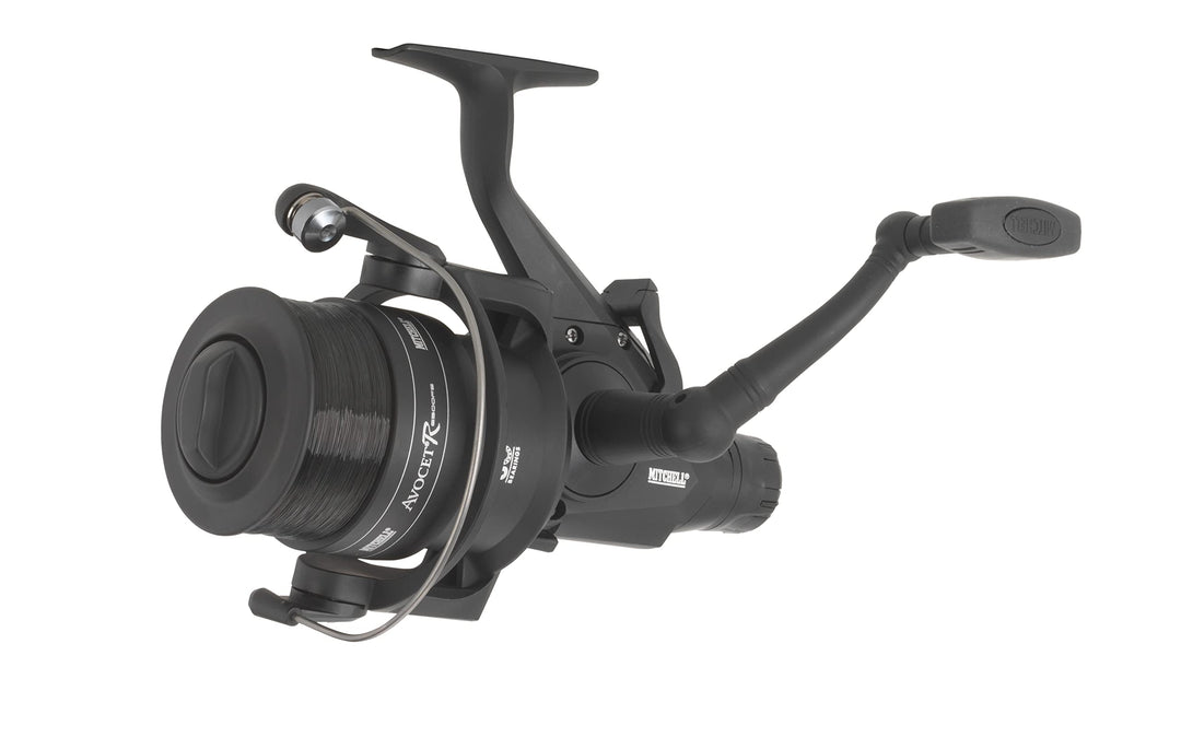 Mitchell Avocet Black Edition Karpfen- und Welsrolle – One-Touch-Klappgriff, Holzknauf – Lieferung v