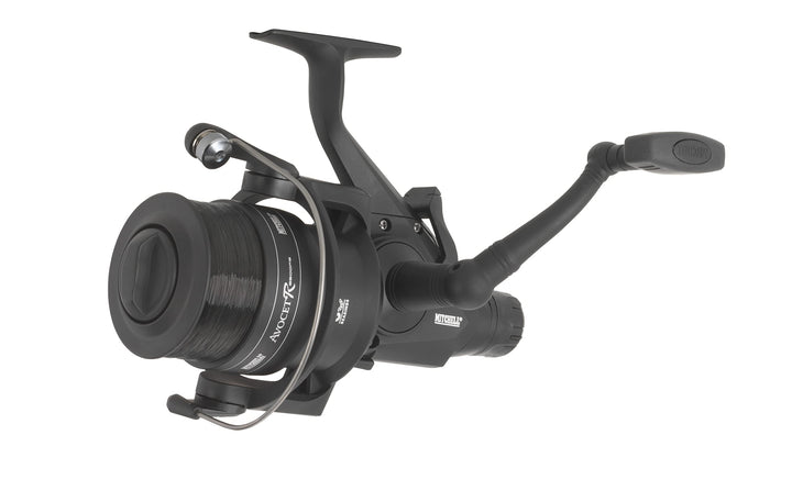Mitchell Avocet Black Edition Karpfen- und Welsrolle – One-Touch-Klappgriff, Holzknauf – Lieferung v