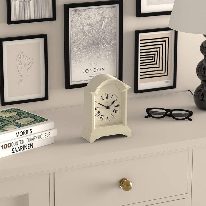 JONES CLOCKS® Bistro kaminuhr | Klassisches Design Einer Arch top Carriage Uhr | Blasscreme | Zeitge