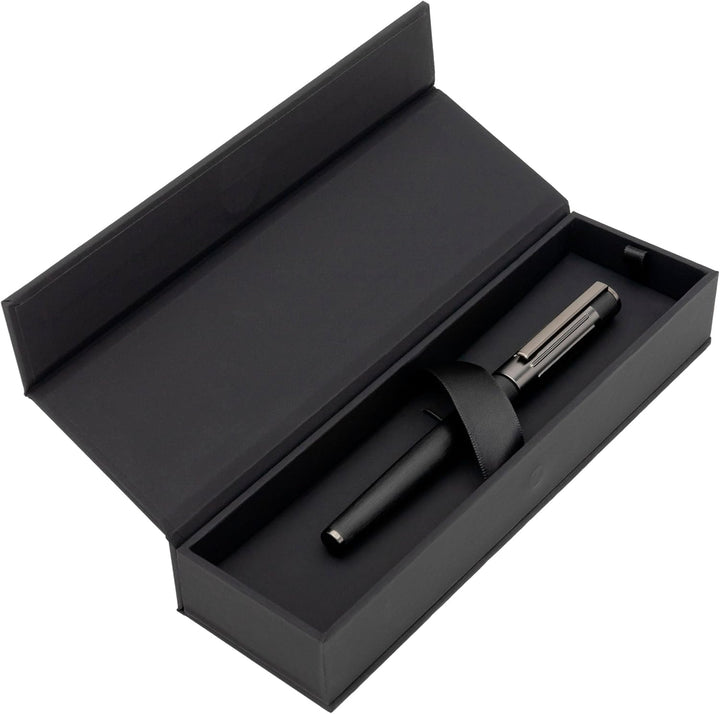 Hugo Boss Gear Ribs Füllfederhalter aus Messing und Aluminium in der Farbe Black, Länge: 13,8cm, Fed