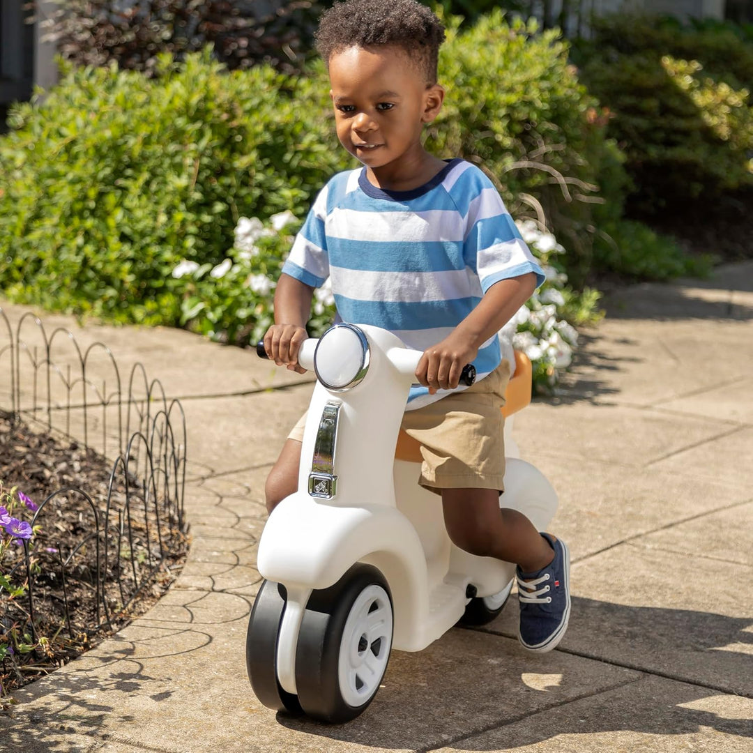 Step2 Ride Along Spielzeug Scooter aus Kunststoff in Weiss | Roller für Kinder für Draussen | Kinder