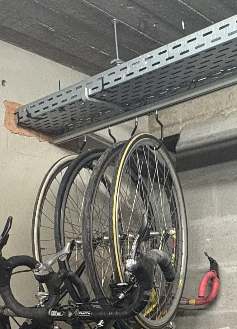 ATTAS Fahrradaufhängung Deckenhalterung 1 Meter Schiene | 5 Laufwagen mit Fahrradhaken | Verzinkter