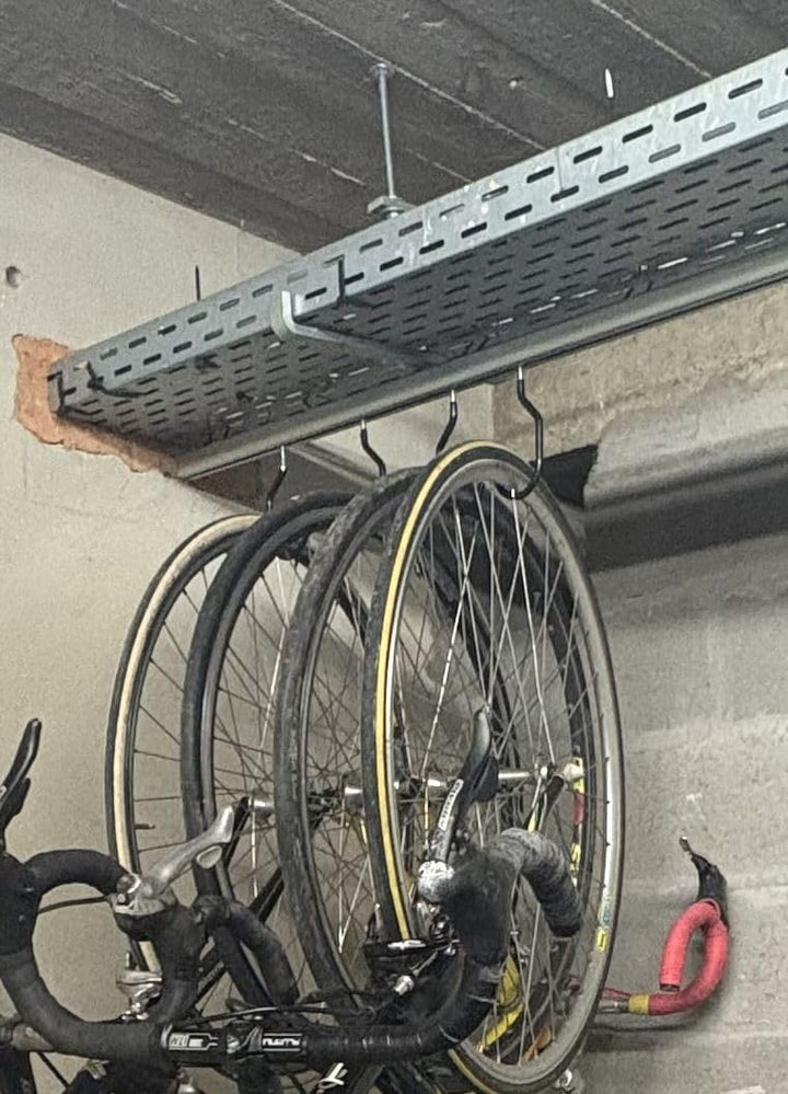 ATTAS Fahrradaufhängung Deckenhalterung 1 Meter Schiene | 5 Laufwagen mit Fahrradhaken | Verzinkter