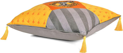 Elbenwald Harry Potter Kissen mit Quasten im Hufflepuff Design mit gesticktem Wappenpatch in den Hau