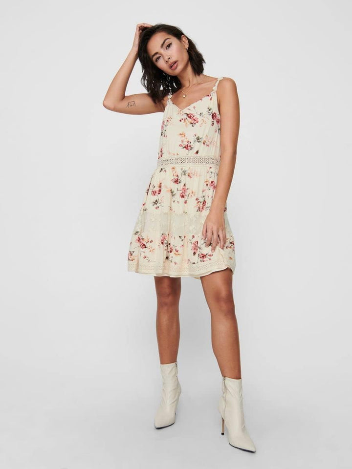Only Damen Kleid Karmen Anne Träger-Kleid mit Blumen-Muster 15177478 Creme brûlée: Rose Flower 34 EU