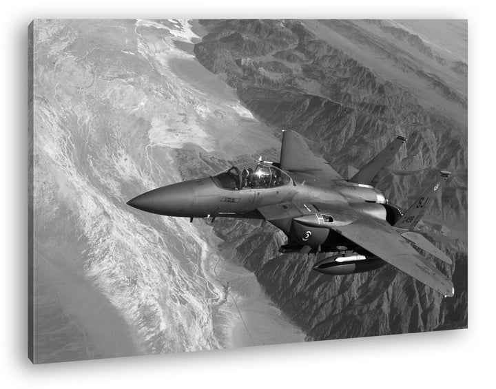 gewaltiger Kampfjet über den Bergen Effekt: Schwarz/Weiss im Format: 80x60 als Leinwandbild, Motiv f