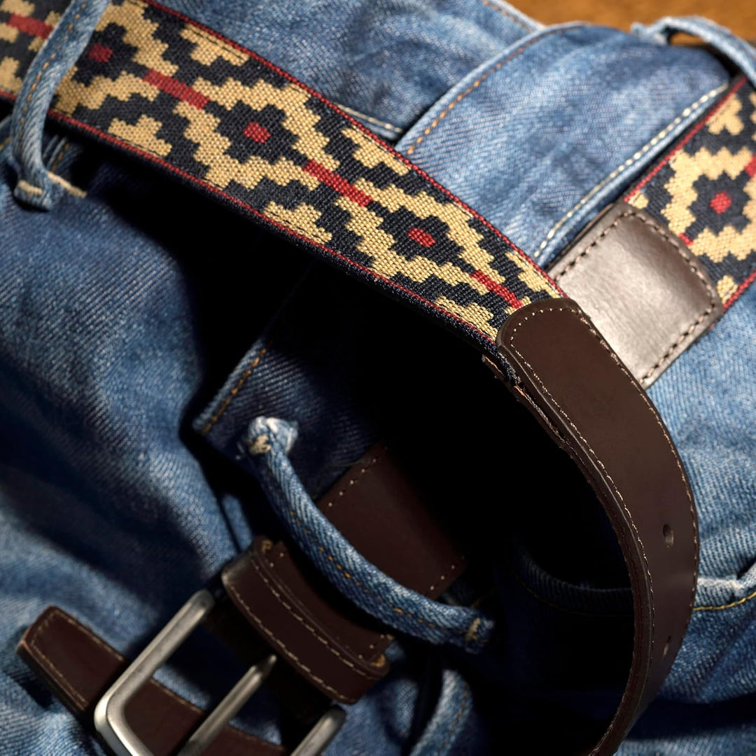 PELPE Argentinischer Ledergürtel mit passender Schnur und Lederarmband. Auf Leder gestickter Gürtel