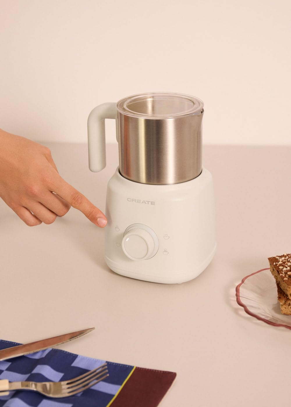 CREATE/MILK FROTHER RETRO/Milchaufschäumer und -erhitzer mit abnehmbarem Krug Cremeweiss/Magnetische