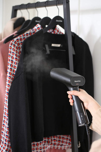 SteamOne DTC75B Tragbares vertikales Bügeleisen, Edelstahlplatte, 1600 W, 75 ml Tank, 35 Sekunden be