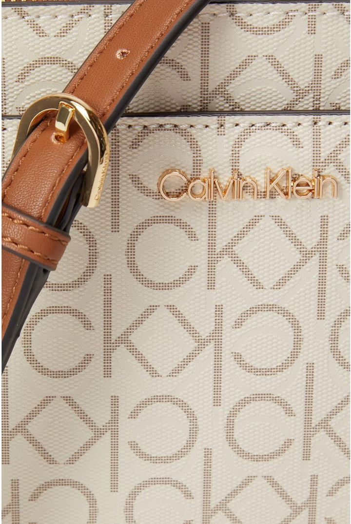 Calvin Klein Lucy Schultertasche mit Drei Fächern Calvin Klein Lucy Schultertasche mit drei Fächern