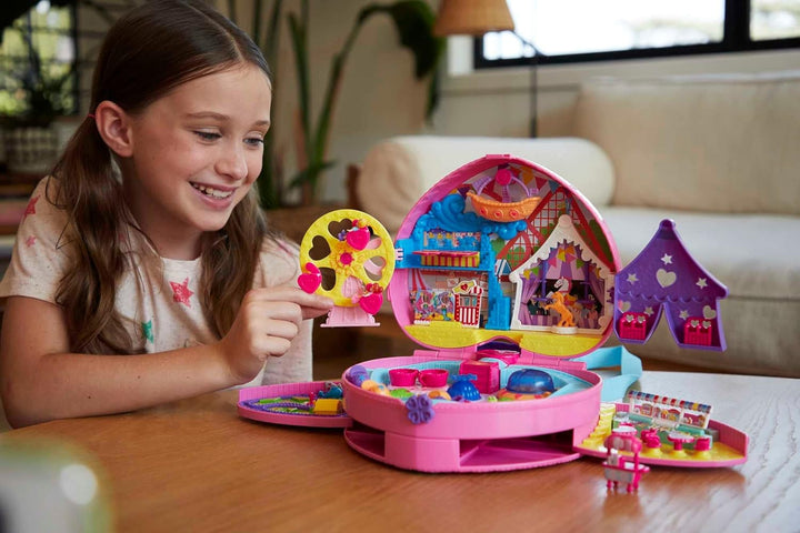 Polly Pocket, Freizeitpark Rucksack, mit verstellbaren Trägern, 2 kleinen Puppen, einem Eiswagen und