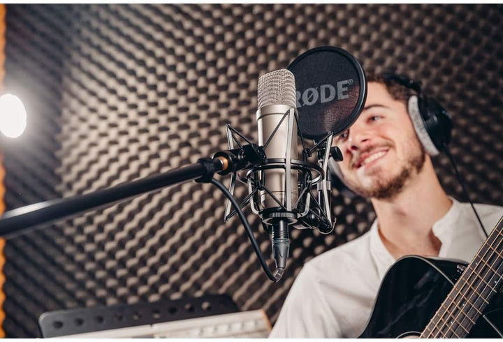 RØDE NT1-A Grossmembran-Kondensatormikrofon mit Nierencharakteristik, Mikrofonspinne, Popschutz und