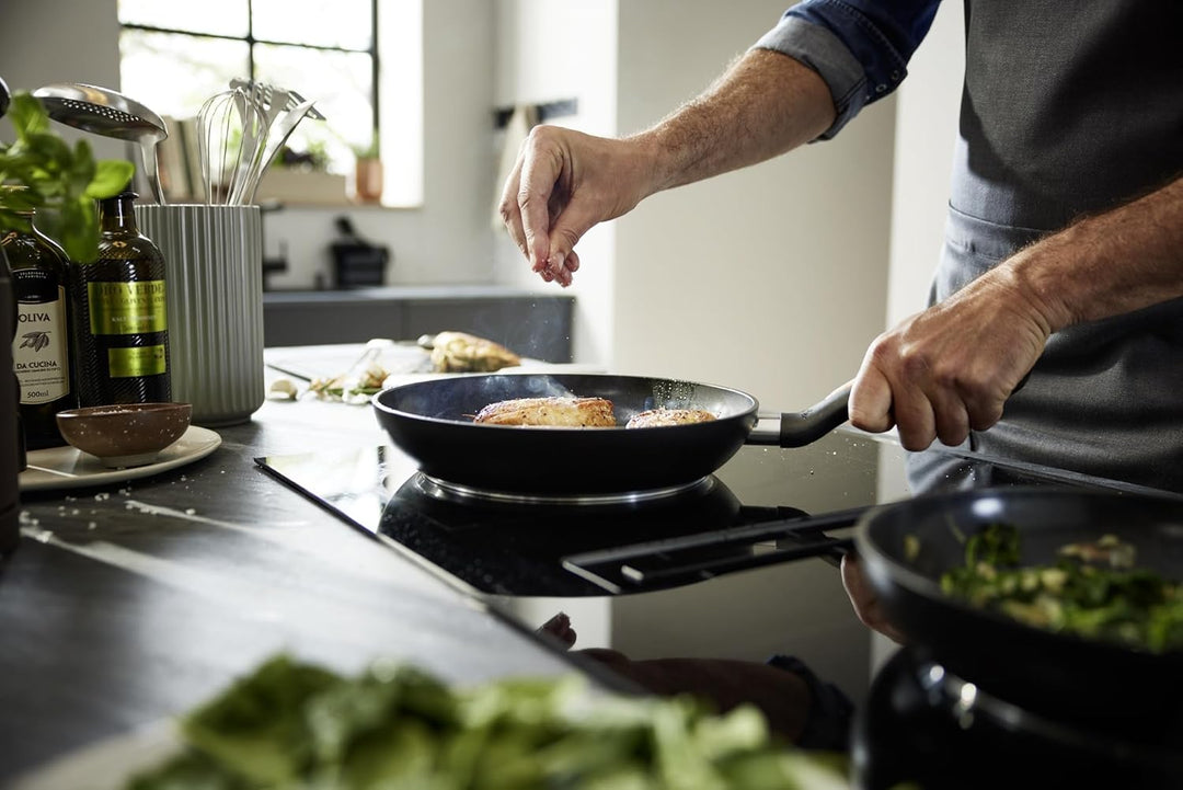 Fissler Pfannen-Set 2-teilig 24 + 28 cm Essential Black – Aluminiumpfannen beschichtet, Keramik, Ind