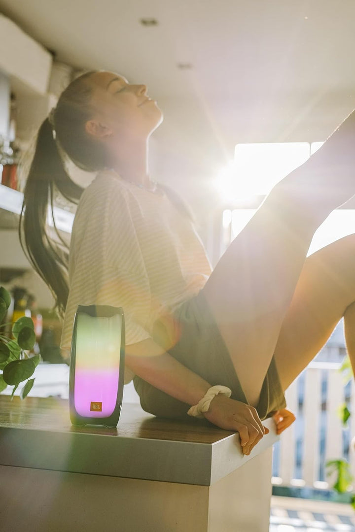 JBL Pulse 4 in Schwarz – Wasserdichter Bluetooth-Lautsprecher mit 360-Grad-Beleuchtung – Bis zu 12 S