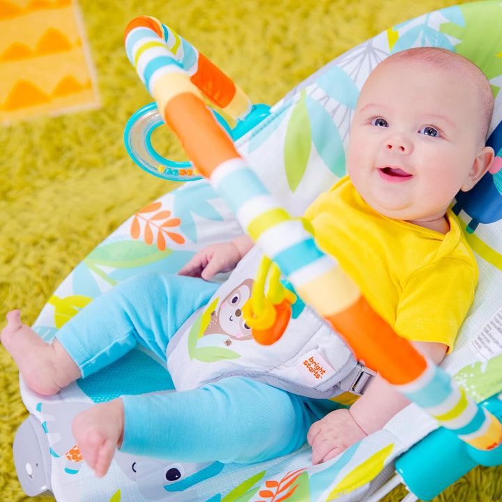 Bright Starts, Rainforest Vibes Wippe mit Vibrationen, Spielbogen, 2 Spielzeugen, Sicherheitsgurt un