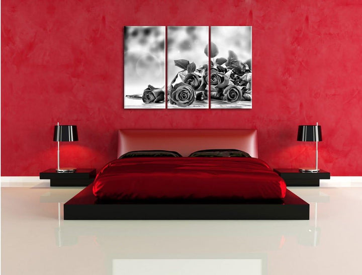 Pixxprint Rosenstrauss auf Holztisch als Leinwandbild/Grösse: 3 Teilig (120x80) cm/Wandbild/Kunstdru