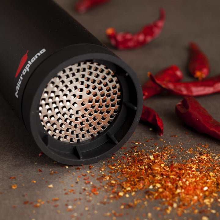 Microplane Chilimühle für getrocknete Chilischoten mit rasiermesserscharfen Edelstahlklingen - Herge