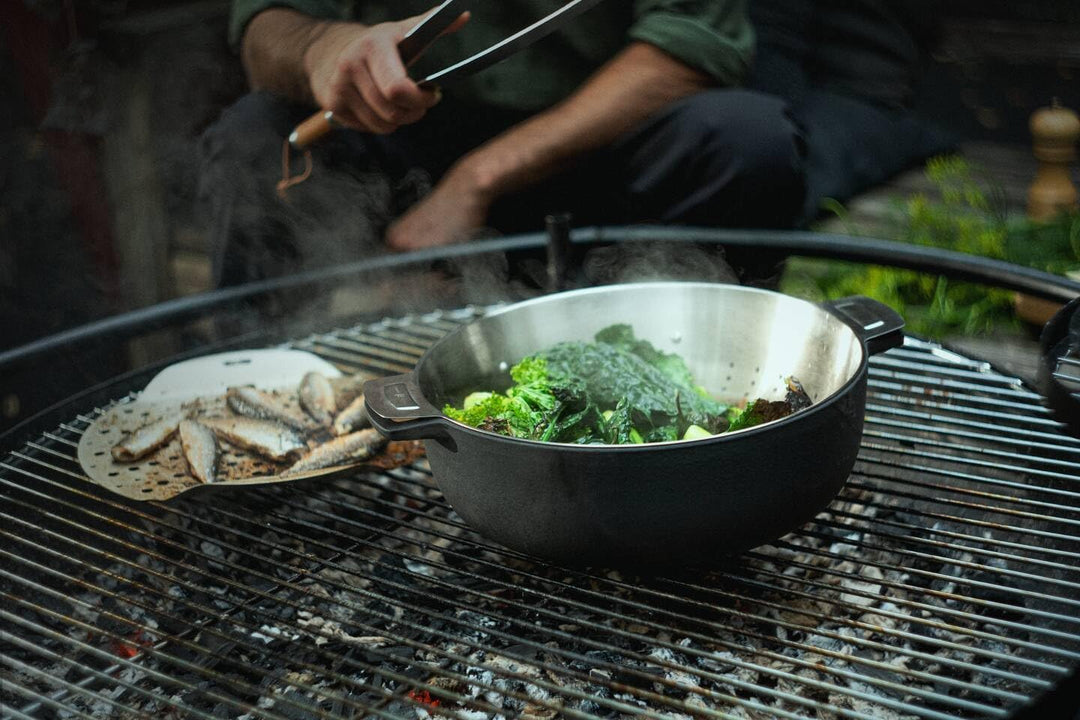 Fiskars Norden Grill Chef Gusseisentopf, Ø 30 cm, Für alle Kochfelder geeignet, Edelstahl-Deckel, 10