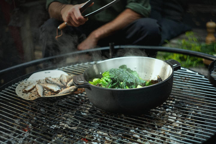 Fiskars Norden Grill Chef Gusseisentopf, Ø 30 cm, Für alle Kochfelder geeignet, Edelstahl-Deckel, 10