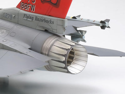 TAMIYA TMYTAM61101 300061101 - 0.075 Lockheed Martin F-16C Block 25/32