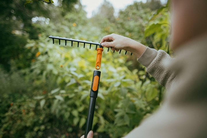 Fiskars OneClick Rechen 14 Zinken, Bodenrechen-Aufsatz für Saatbeete, Müheloses Wechseln mit nur ein