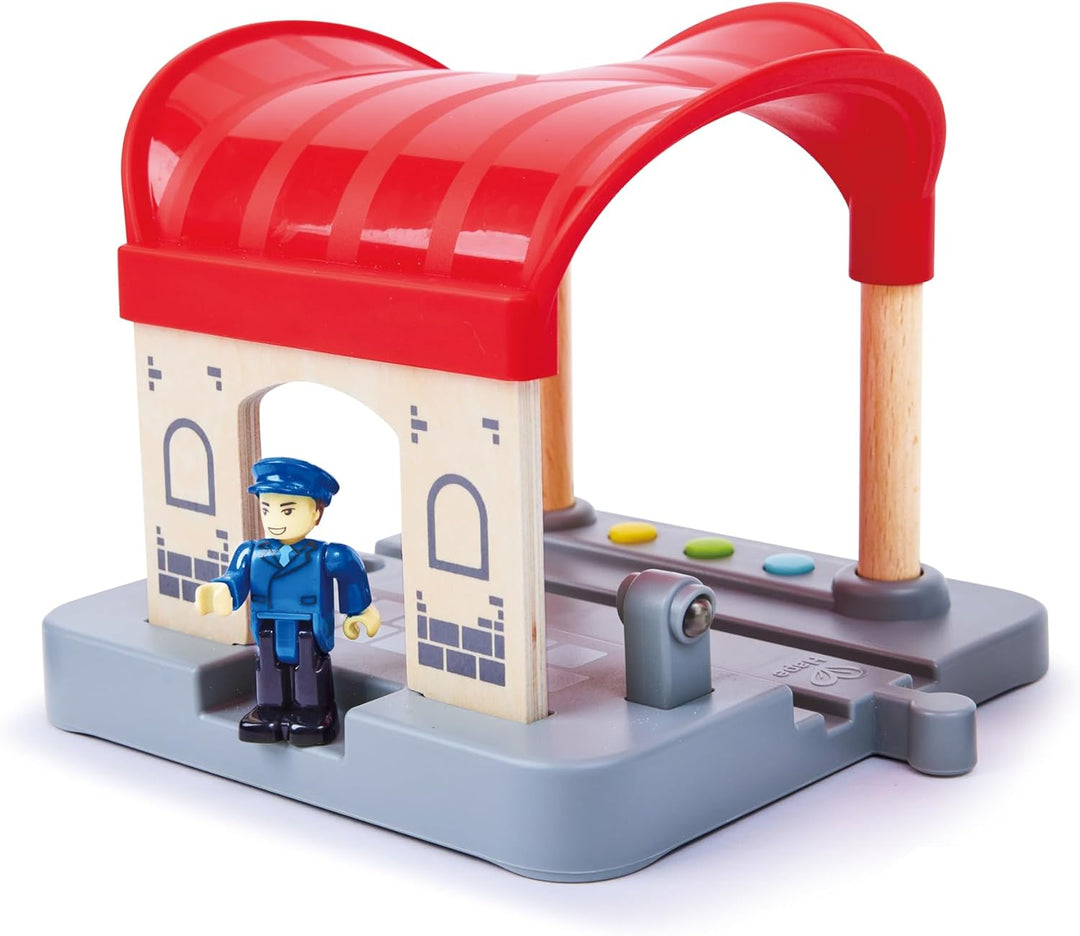 Hape Bahnhof mit Durchsagefunktion, Zubehör für Deine Holzeisenbahn, eigene Bahnhofsansagen aufnehme