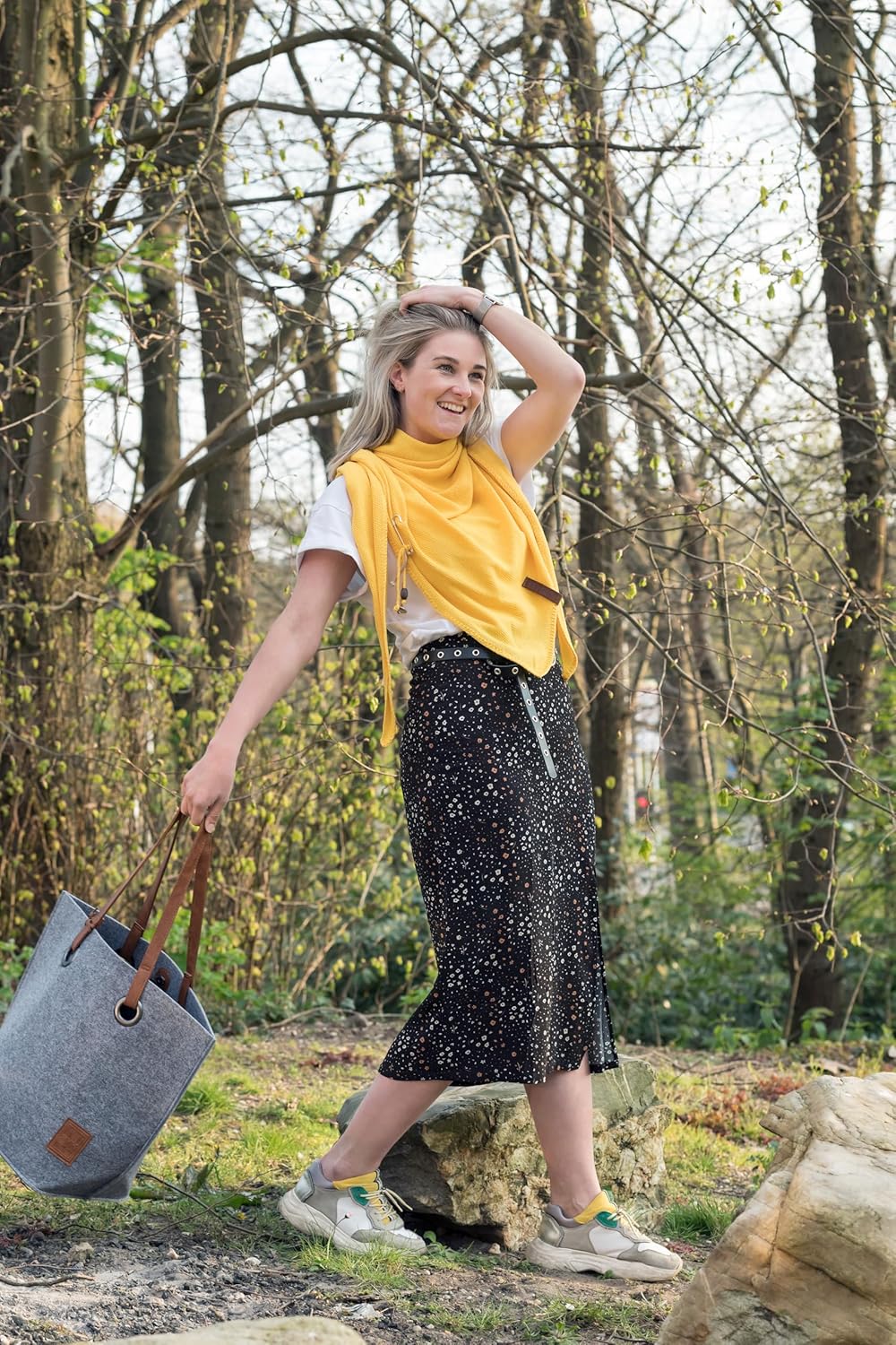 KNIT FACTORY - Lola Dreieckstuch - Fein Gestrickter Damen Schal - Tuch Schal - Für Frühling und Somm
