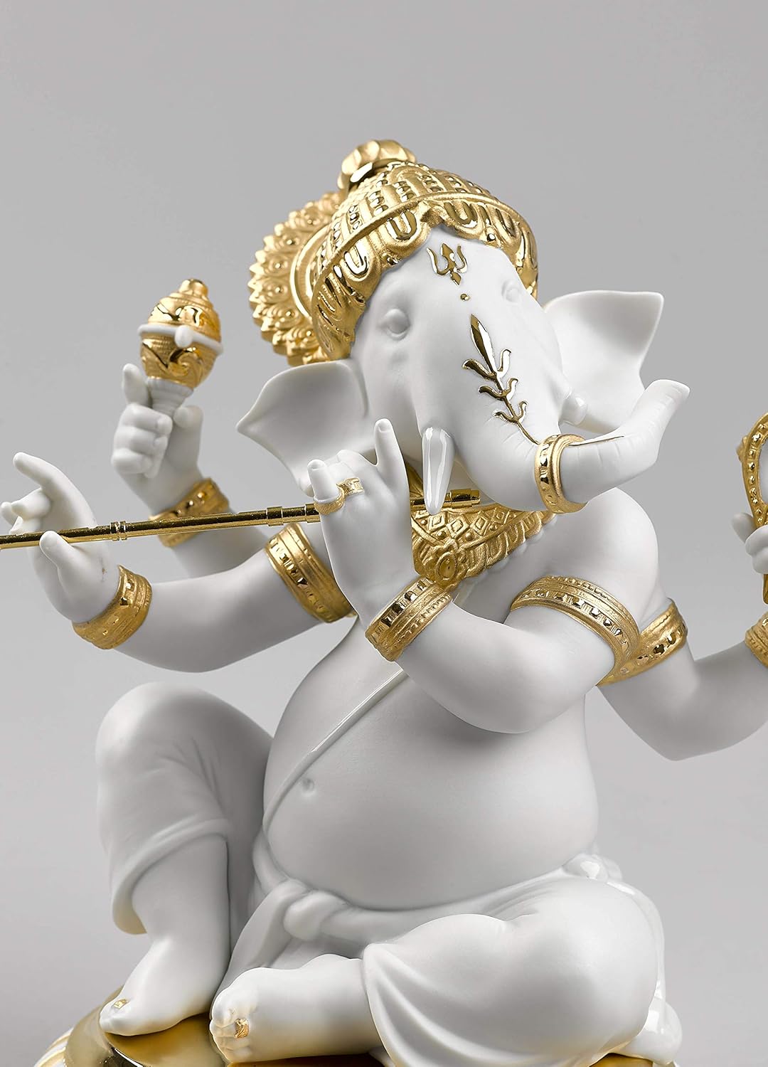 LLADRÓ Figur Ganesha Mit Bansuri. Gold. Ganesha Mit Bansuri. Porzellan.