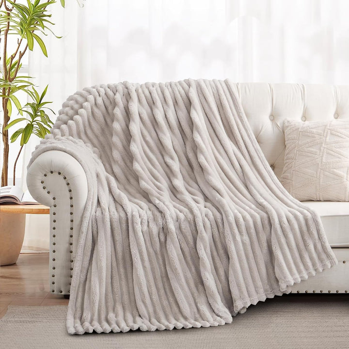 RUIKASI Kuscheldecke Flauschig Decke Beige - 150x200cm Fleecedecke Sofadecke Couchdecke für Wohnzimm